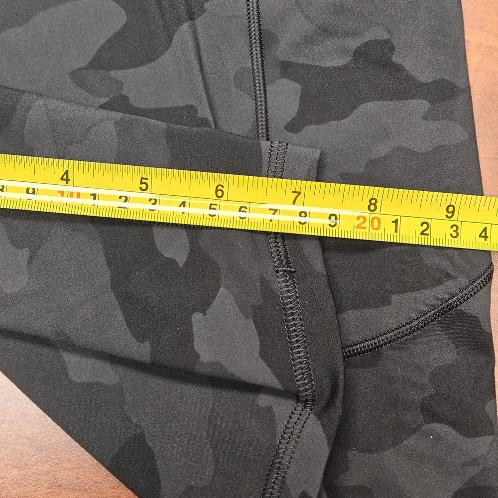 Lululemon Fast and Free Shorts Womens 16 Gray Camo 8 Inch Inseam Yoga Athleisure